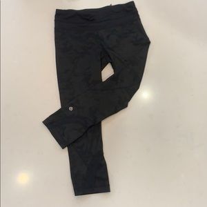 Lululemon Size 4 capri-style black camo leggings